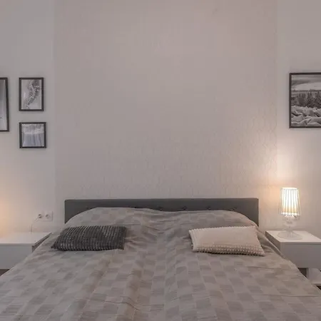 2 Bedroom Central Apartment For Up To 6 Guests Sofia Exterior photo
